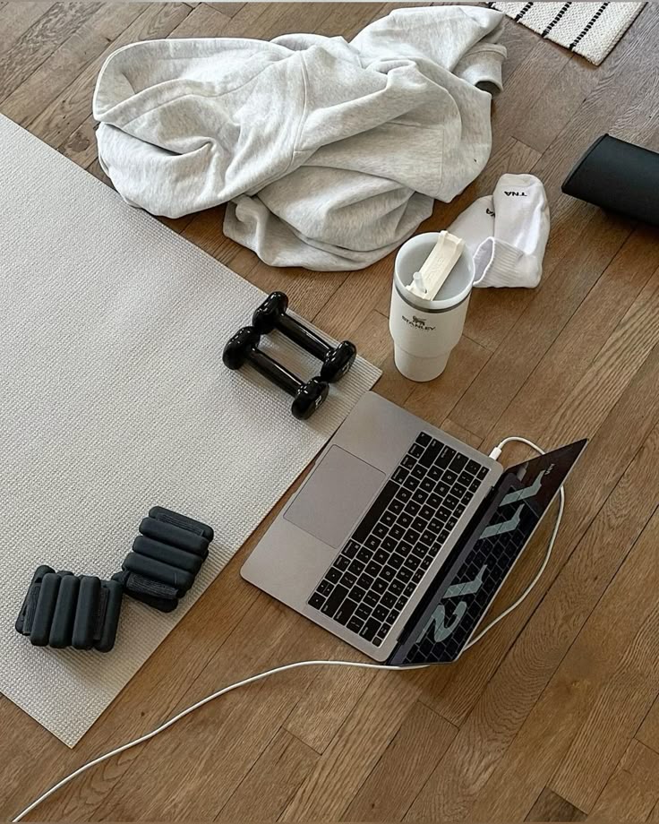 From Workout to Work Call to Gate: A 3-Piece Smart-Casual Capsule - THE KNO