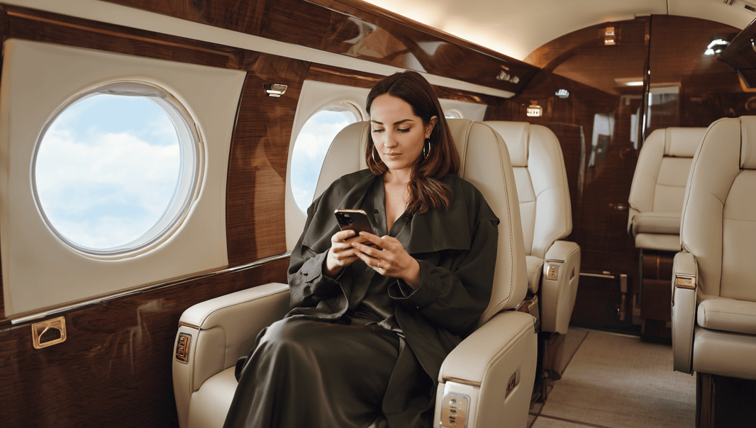 How to Choose the Best Travel Clothes for Women - THE KNO