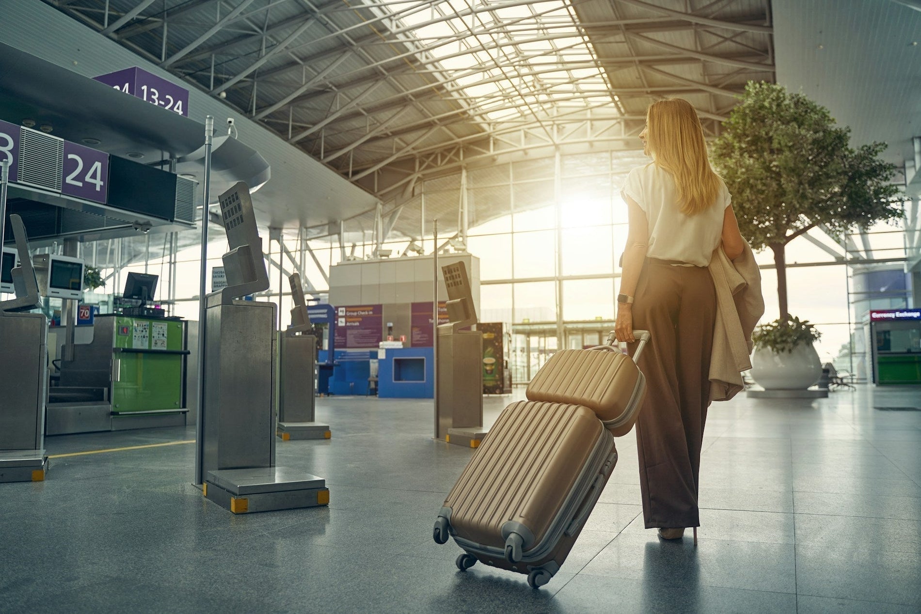 What Smart Casual Travel Outfits Get Wrong About Comfort - THE KNO
