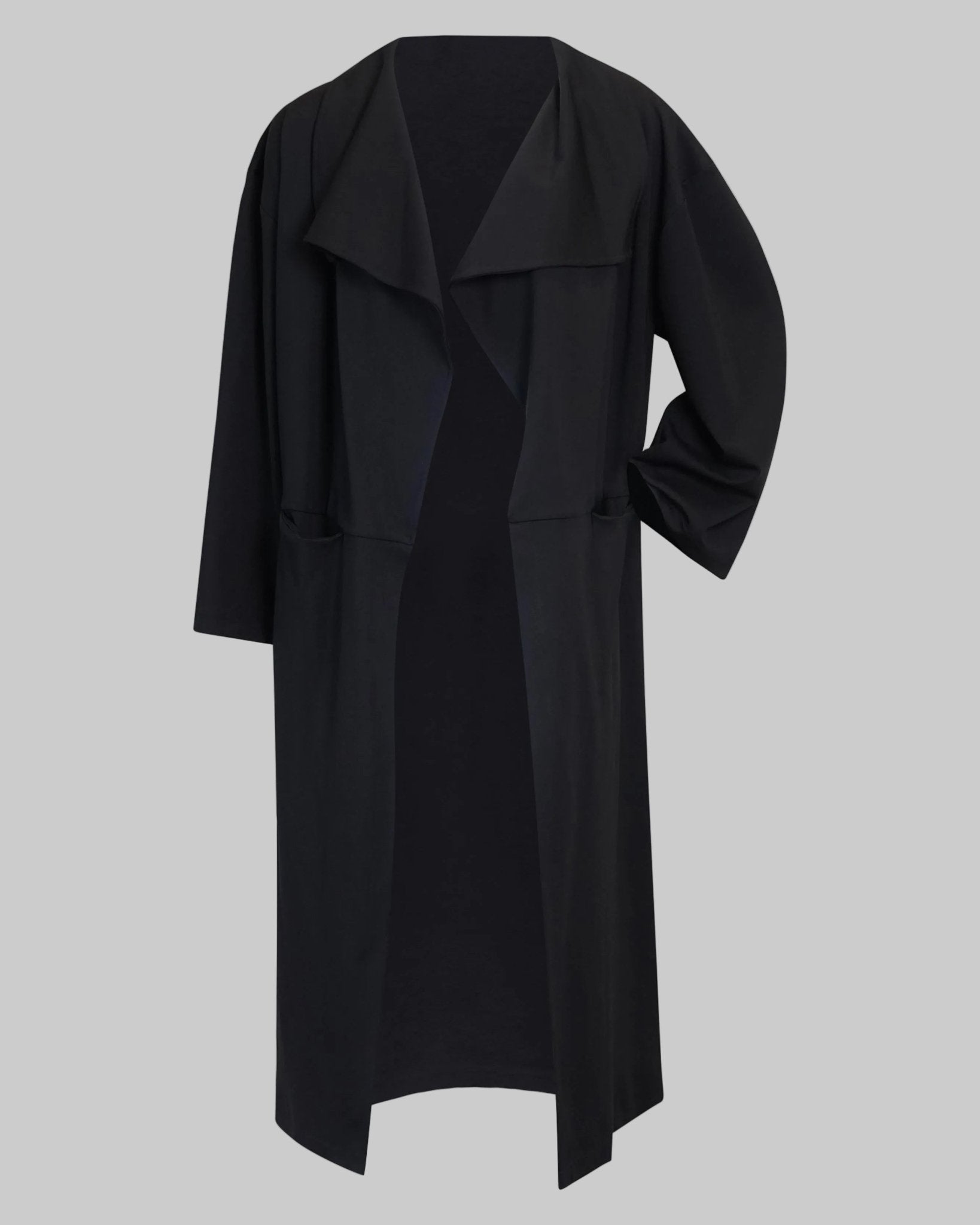 Luxurious, lightweight, relaxed fit trench coat. With pockets. Black.