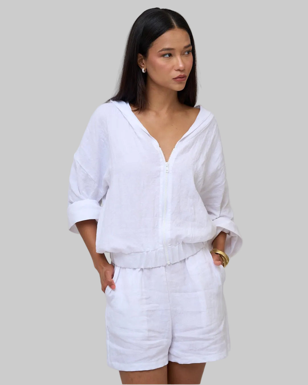 Relaxed fit White linen short with pockets, elastic waist 