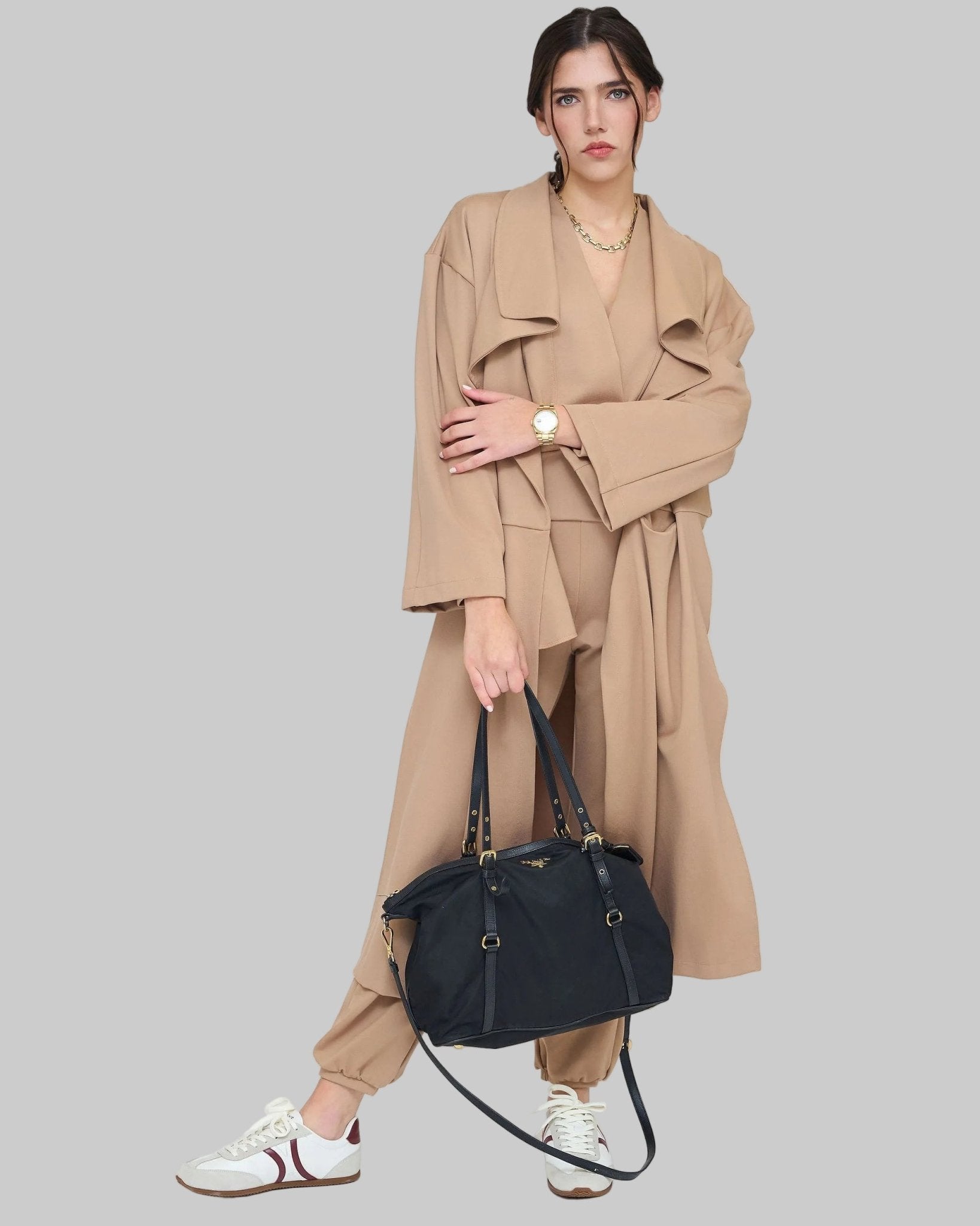Luxurious, lightweight, relaxed fit trench coat. With pockets. Camel.