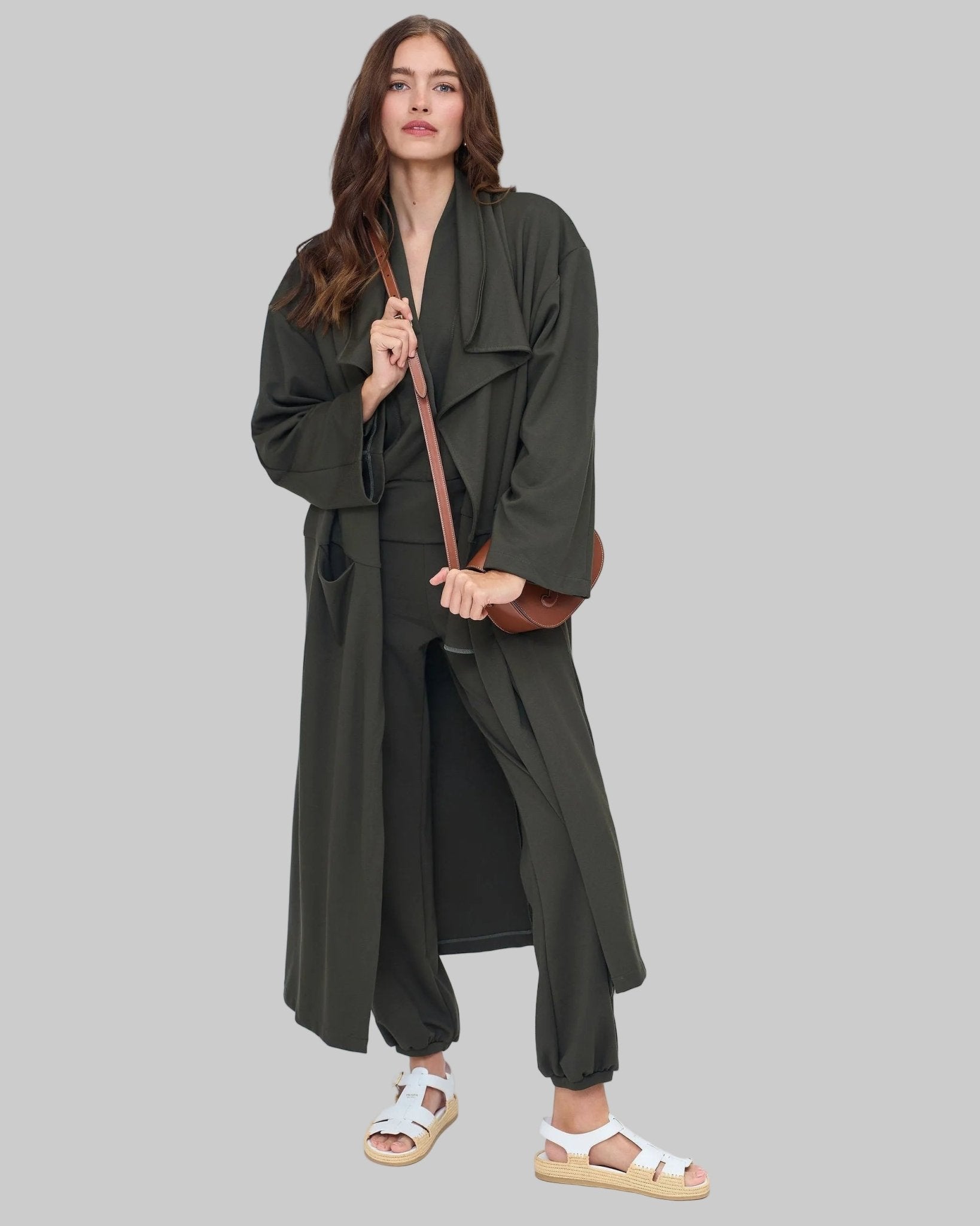 Luxurious, lightweight, relaxed fit trench coat. With pockets. Olive.